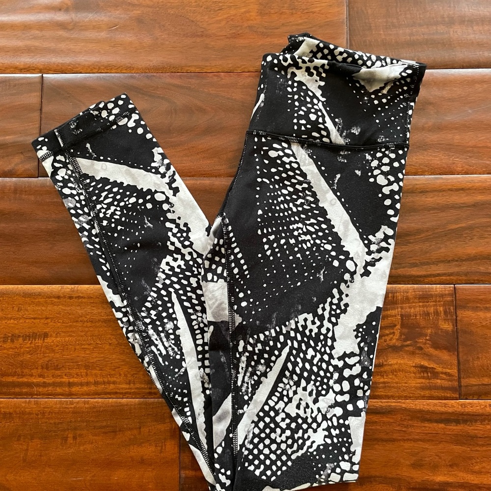 Black and White wunder under Lululemon leggings.